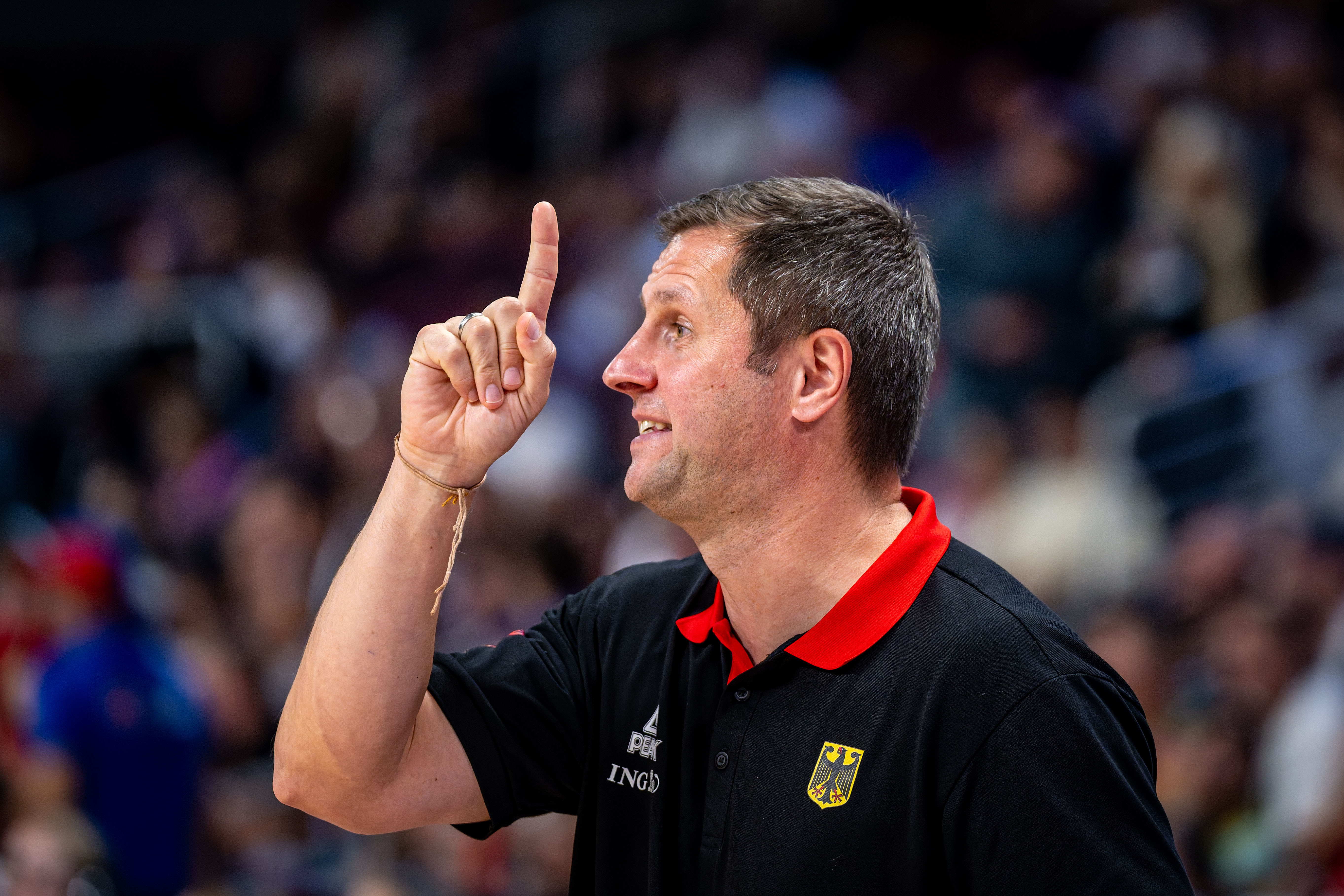 Alan zeigt Nummer 1.jpg